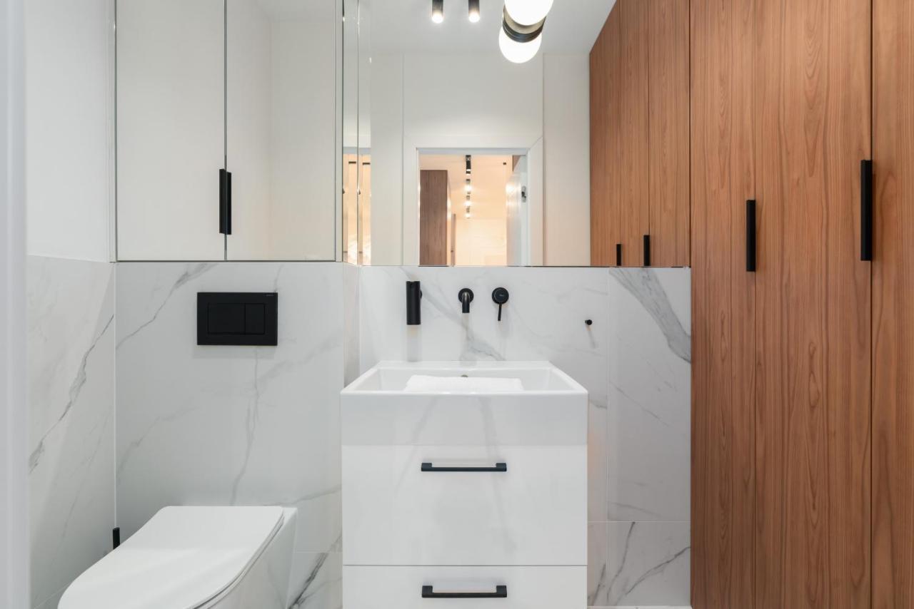 Wilczak Apartment With Free Garage Poznan By Noclegi Renters Ngoại thất bức ảnh